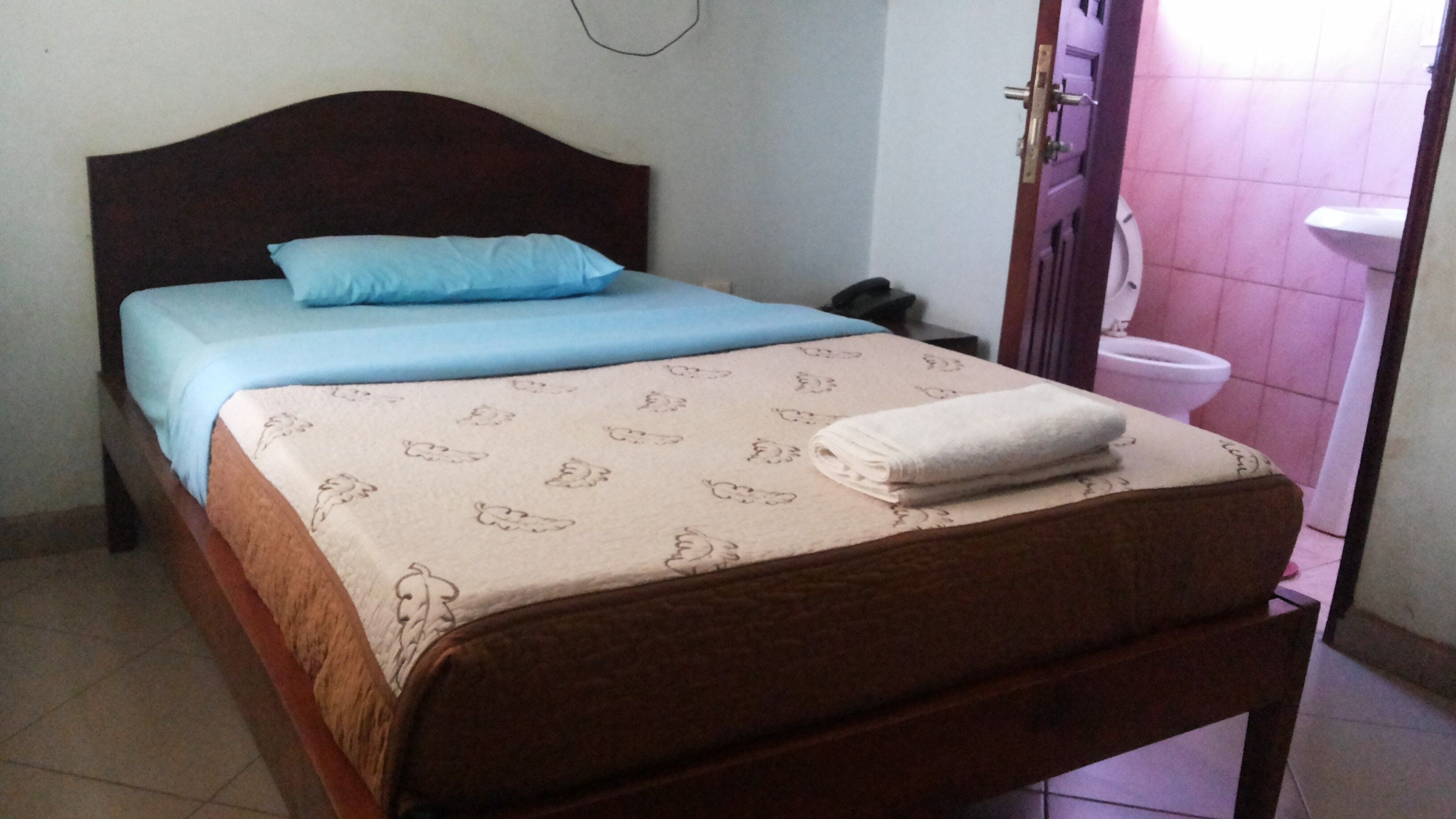 Escritorio, sistema de insonorización, wifi gratis y ropa de cama 