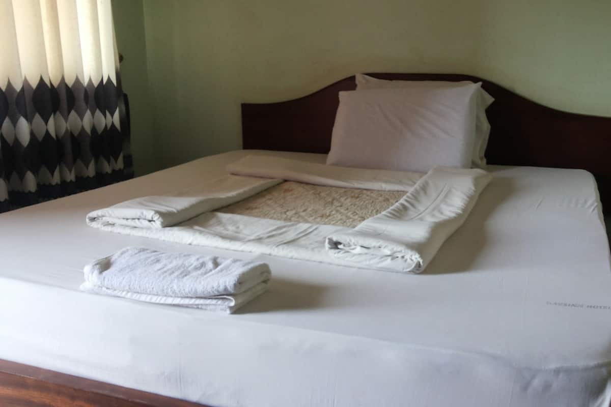 Desk, soundproofing, free WiFi, bed sheets