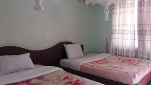 Deluxe Twin Room | Desk, soundproofing, free WiFi, bed sheets - DaysInn Hotel (Lira)