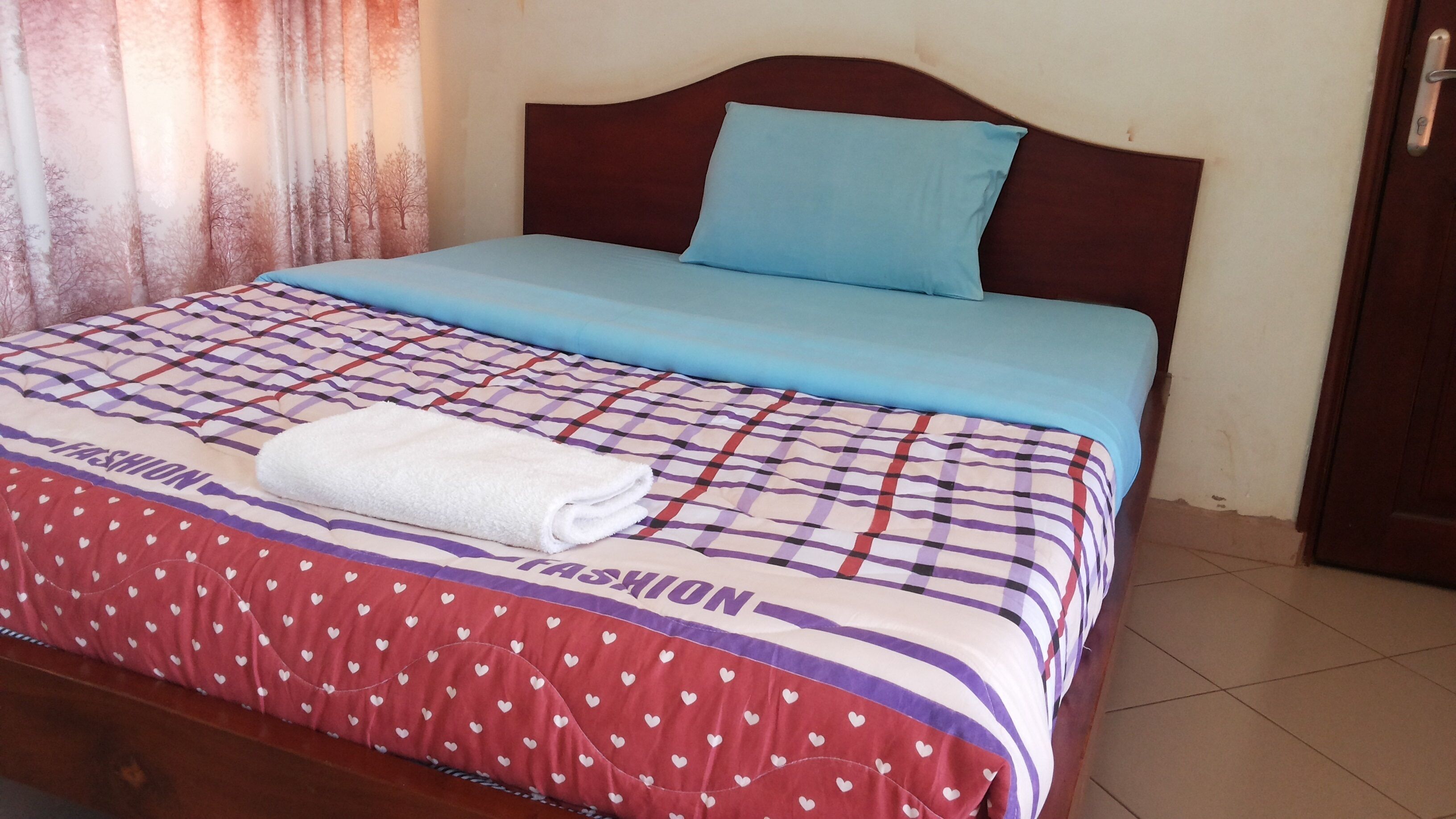 Escritorio, sistema de insonorización, wifi gratis y ropa de cama 