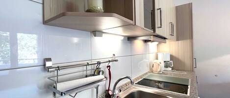 Fridge, oven, toaster, cookware/dishes/utensils