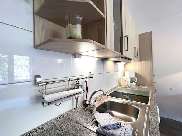 Kühlschrank, Ofen, Toaster, Kochgeschirr/Geschirr/Besteck