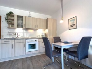Kühlschrank, Ofen, Toaster, Kochgeschirr/Geschirr/Besteck