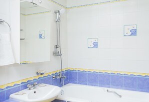 Lägenhet | Badrum | Badkar/dusch, djupt badkar, hårtork och handdukar