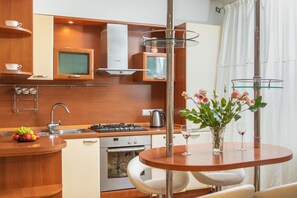 Apartment | 2 Schlafzimmer, Schreibtisch, laptopgeeigneter Arbeitsplatz