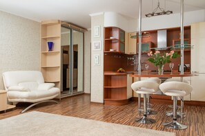 Apartment | 2 Schlafzimmer, Schreibtisch, laptopgeeigneter Arbeitsplatz