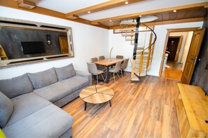 Penthouse 81 Kaprun | Área de sala de estar | Televisión de pantalla plana 