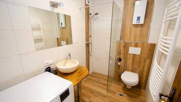 Penthouse 81 Kaprun | Bagno | Doccia, asciugacapelli, asciugamani, carta igienica