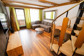 Penthouse 81 Kaprun | Área de sala de estar | Televisión de pantalla plana 
