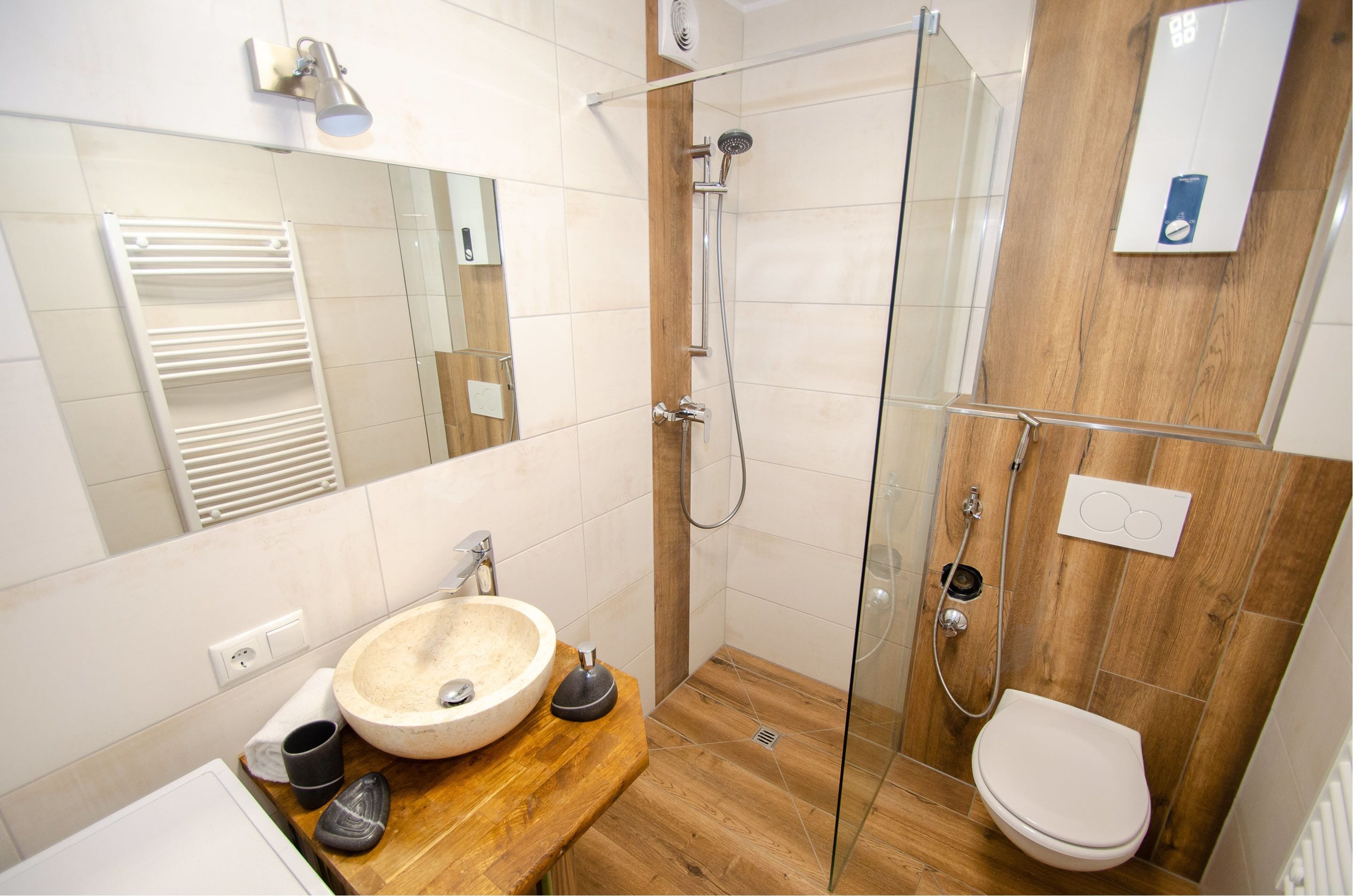 Penthouse 81 Kaprun | Bathroom | Shower, hair dryer, towels, toilet paper