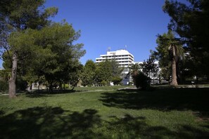 A building with multiple floors, surrounded by trees and grass. - Hotel Zagreb (Split)