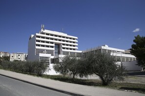 A modern white building with multiple floors and a central entrance. - Hotel Zagreb (Split)