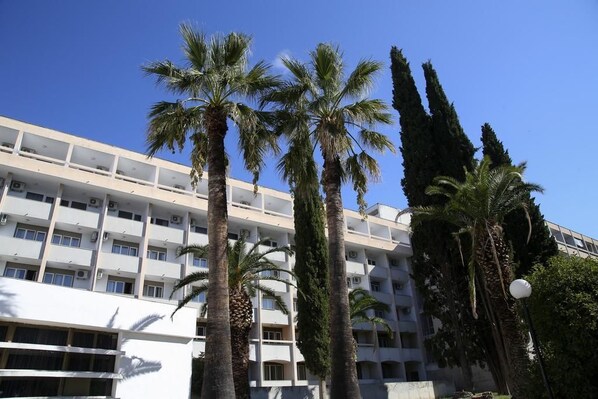 A multi-story hotel with a modern architectural design, featuring balconies and a clear sky. - Hotel Zagreb (Split)