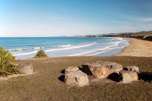 En la playa y camastros