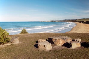 على الشاطئ، كراسي للتشمس