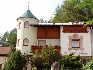 Unclassified image, 4 of 24, button