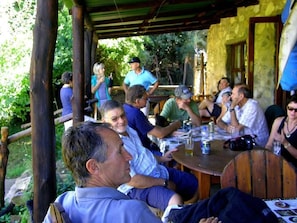 Se sirven desayunos y cenas, cocina local e internacional