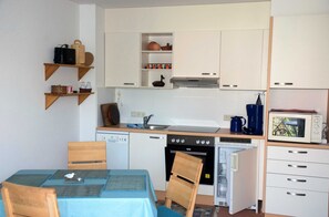 Fridge, microwave, oven, dishwasher - Fewo Spatzeneck - Bach, Karin (Insel Poel)