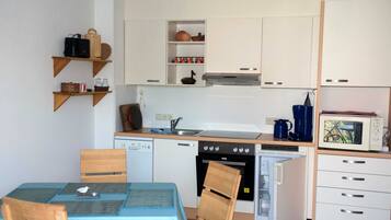 Kühlschrank, Mikrowelle, Ofen, Geschirrspüler