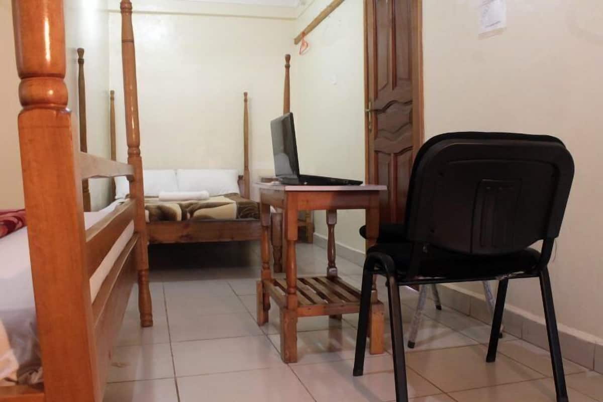 Escritorio, cortinas blackout y ropa de cama