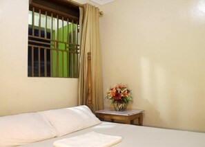 Habitació doble Deluxe | Escriptori, cortines opaques i roba de llit 