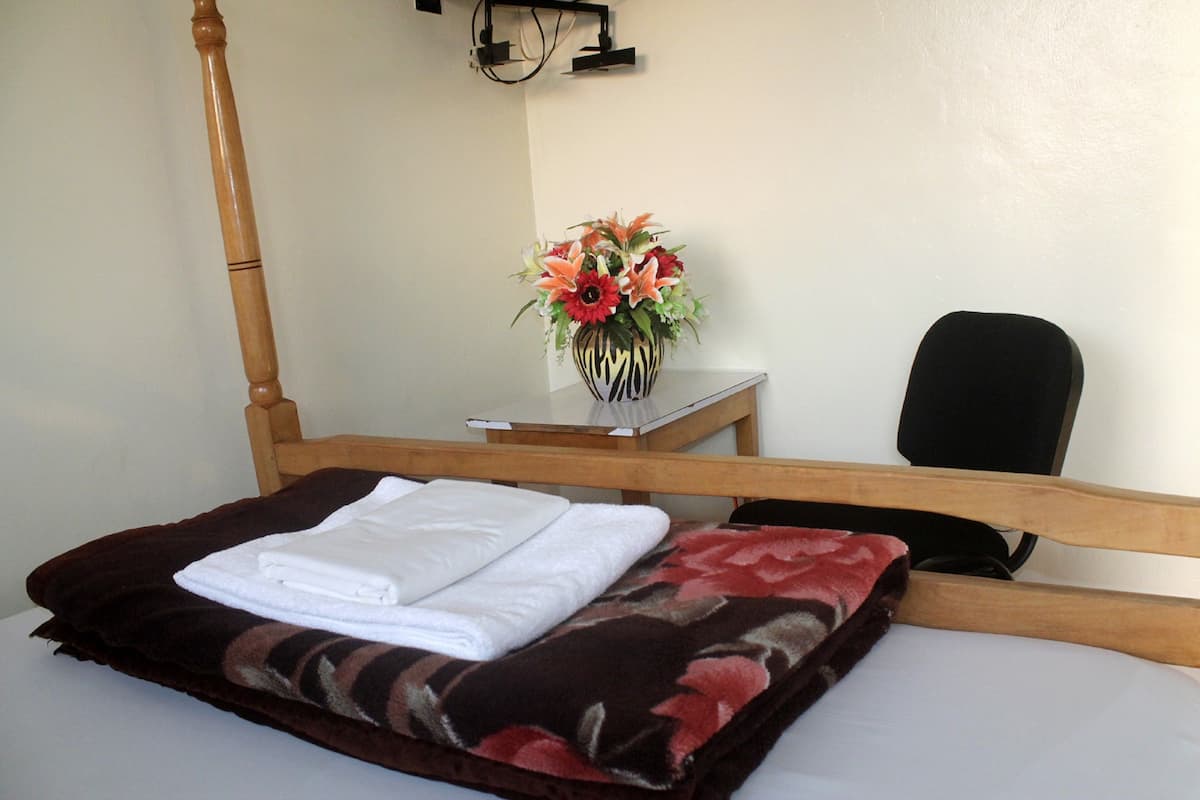 Escritorio, cortinas blackout y ropa de cama