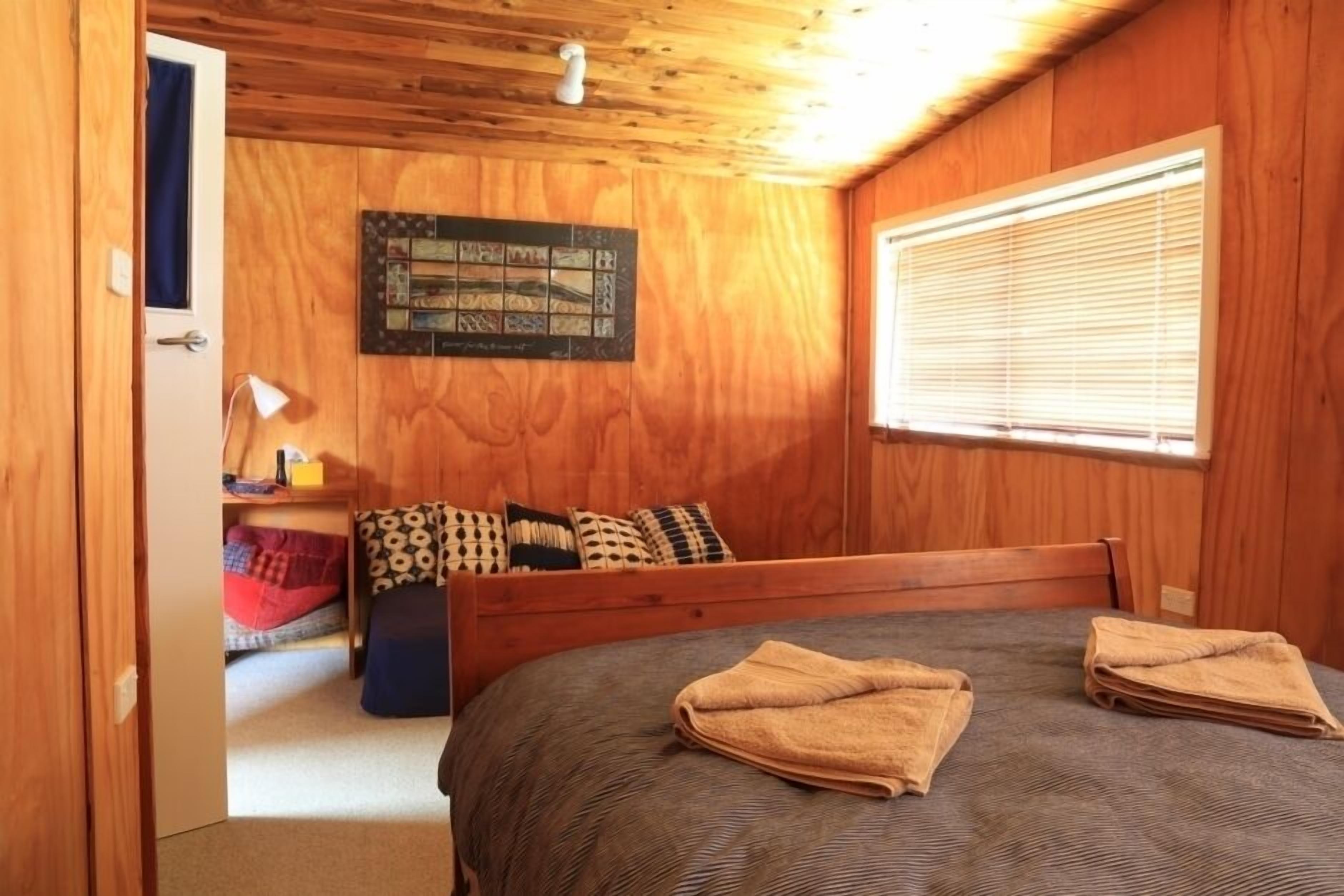 3 Schlafzimmer, Schreibtisch, Reisekinderbett, Bettwäsche