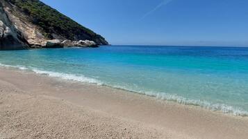 Playa en los alrededores, camastros, sombrillas y toallas de playa