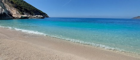 NĂ€ra stranden, solstolar, parasoller och strandhanddukar