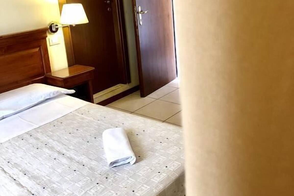 Comfort Single Room, Balcony | Meja, langsir/tirai gelap terus, katil lipat simpan/tambahan
