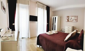 Habitación doble, baño privado | 1 habitación, ropa de cama de alta calidad y escritorio