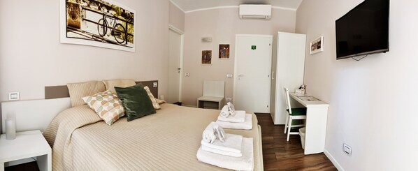 Habitación doble | 1 habitación, ropa de cama de alta calidad y escritorio
