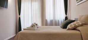 Double Room | Premium bedding, desk, laptop workspace, soundproofing - B&B Valverde (Verona)