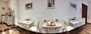 Desayuno continental (EUR 6 por persona)