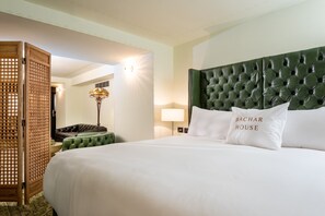 Minibar, brankas, ruang kerja ramah laptop, dan kedap suara