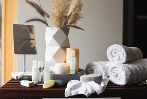 Shower, perlengkapan mandi gratis, pengering rambut, dan jubah mandi