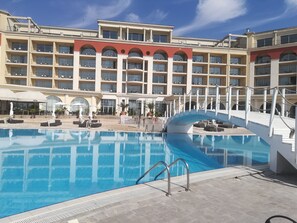 Een binnenzwembad en een buitenzwembad