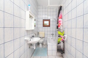 Apartment (A2) | Bathroom | Shower, bidet, towels, soap - Apartments Sinisa (Rogoznica)
