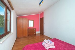 Apartment (A2) | 3 bedrooms, free cribs/infant beds, free WiFi - Apartments Sinisa (Rogoznica)