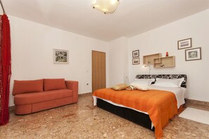 2 bedrooms, WiFi (free), bed sheets