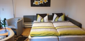 1 quarto, ferros/tábuas de passar roupa, berço de viagem