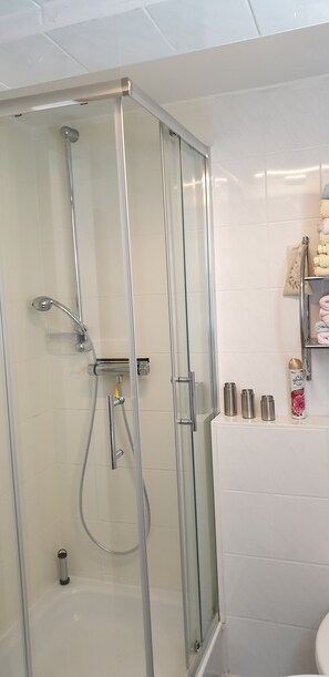 Douche, sèche-cheveux, serviettes fournies, savon