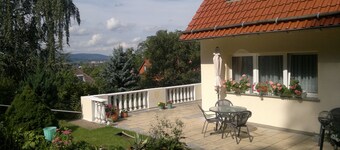 Ideal starting point for all holiday activities in resin, in a quiet central location