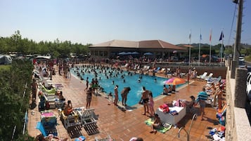 Piscina stagionale all'aperto, ombrelloni da piscina, lettini