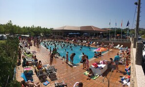 Seasonal outdoor pool, pool umbrellas, pool loungers - Camping Paisaxe II (O Grove)