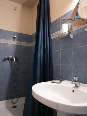 Shower, towels - Eclats de Mer, 3 Waterfront Bungalows in Tartane / WIFI Car Rental (Tartane, Trinité)