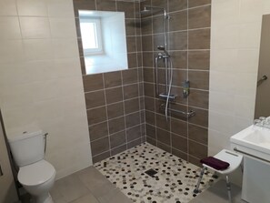 Habitación doble (Russell Moulaison) | Baño | Regadera, regadera tipo lluvia, amenidades de baño gratuitas