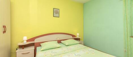 Free WiFi, bed sheets