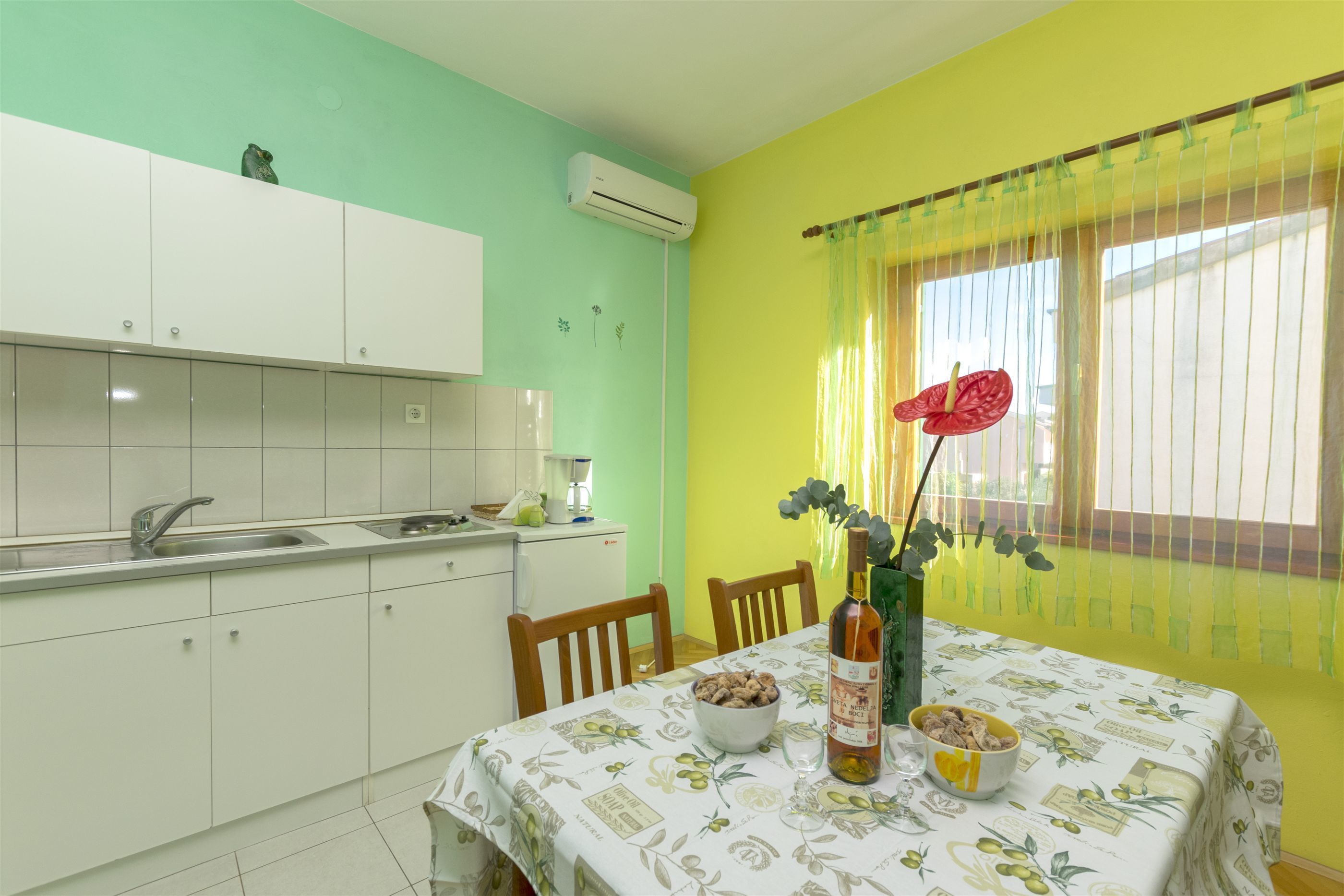 Private kitchen | Fridge, cookware/dishes/utensils