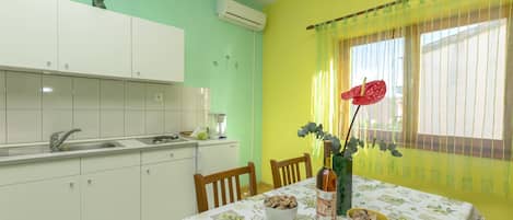 Private kitchen | Fridge, cookware/dishes/utensils
